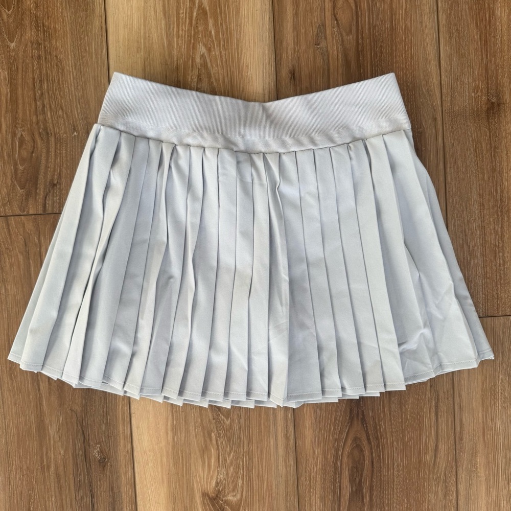 OQQ Pleated Workout Skirt w/ Built-In Shorts – Light Grey Tennis Skort (S)